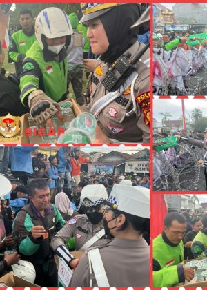 Di Riau, Polwan Menjadi Garda Terdepan Menghadapi Pendemo