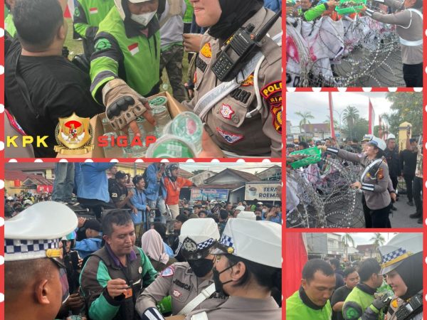 Di Riau, Polwan Menjadi Garda Terdepan Menghadapi Pendemo